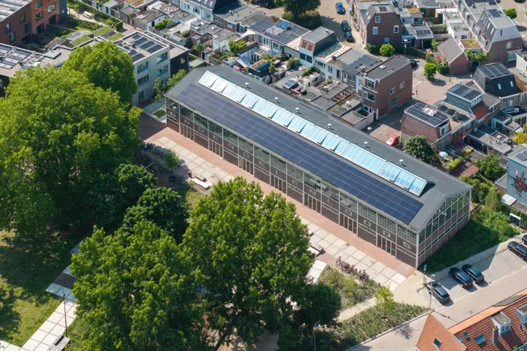 Uitzicht van bovenaf op het gebouw ZECC Architecten en zijn omgeving